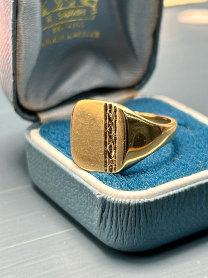 English Vintage 9ct Solid Gold Signet Ring with Diamond Cut Strip Detail - 80s -London