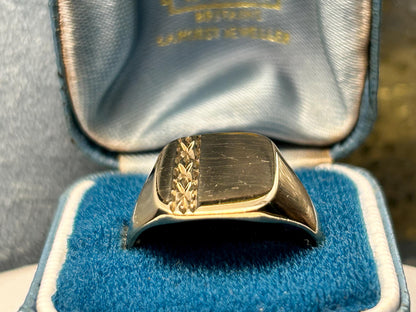 English Vintage 9ct Solid Gold Signet Ring with Diamond Cut Strip Detail - 80s -London