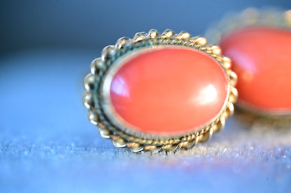 dainty earrings with a lovely curvaceous aching surrounding the coral stones. 18ct solid gold made in 1970s - vintage item and rare.