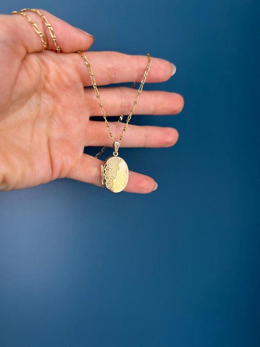 Vintage Pretty Oval Pendant Locket with Chain, Assayed in England, Dainty Keepsake Photo Jewelry, 9ct Yellow Gold Milestone Gift Jewellery