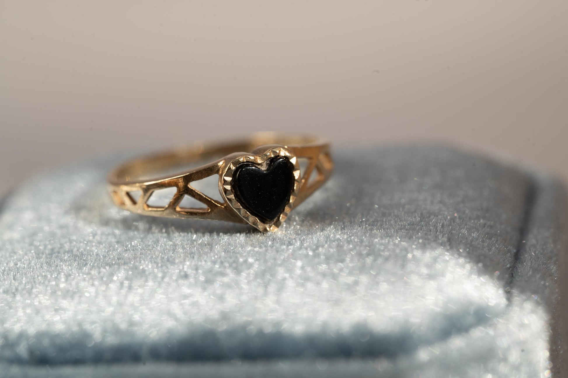 Retro Vintage 90s Heart Black Onyx Signet Ring, 9ct Gold Dainty Ring, London Assayed, Heart Ring, size K / 5.5