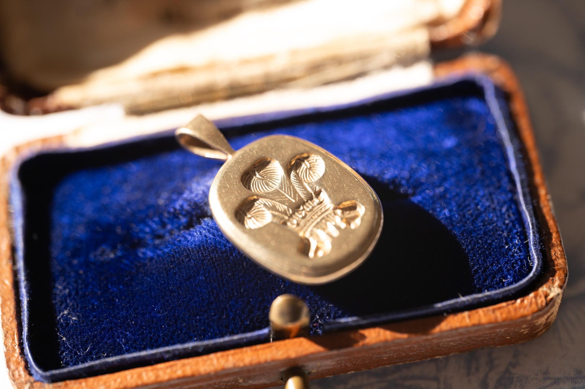 Mid-Century 9ct Gold Welsh Feathers Pendant – Solid Gold Cushion-Cut Design, Pebbled Reverse & Thick Bail, Heavy Wales 9k Gold Pendant