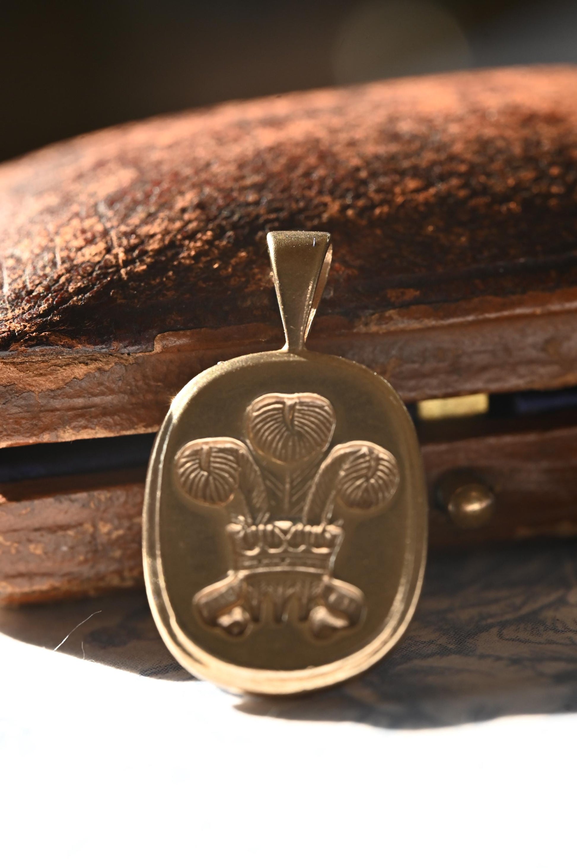 Mid-Century 9ct Gold Welsh Feathers Pendant – Solid Gold Cushion-Cut Design, Pebbled Reverse & Thick Bail, Heavy Wales 9k Gold Pendant