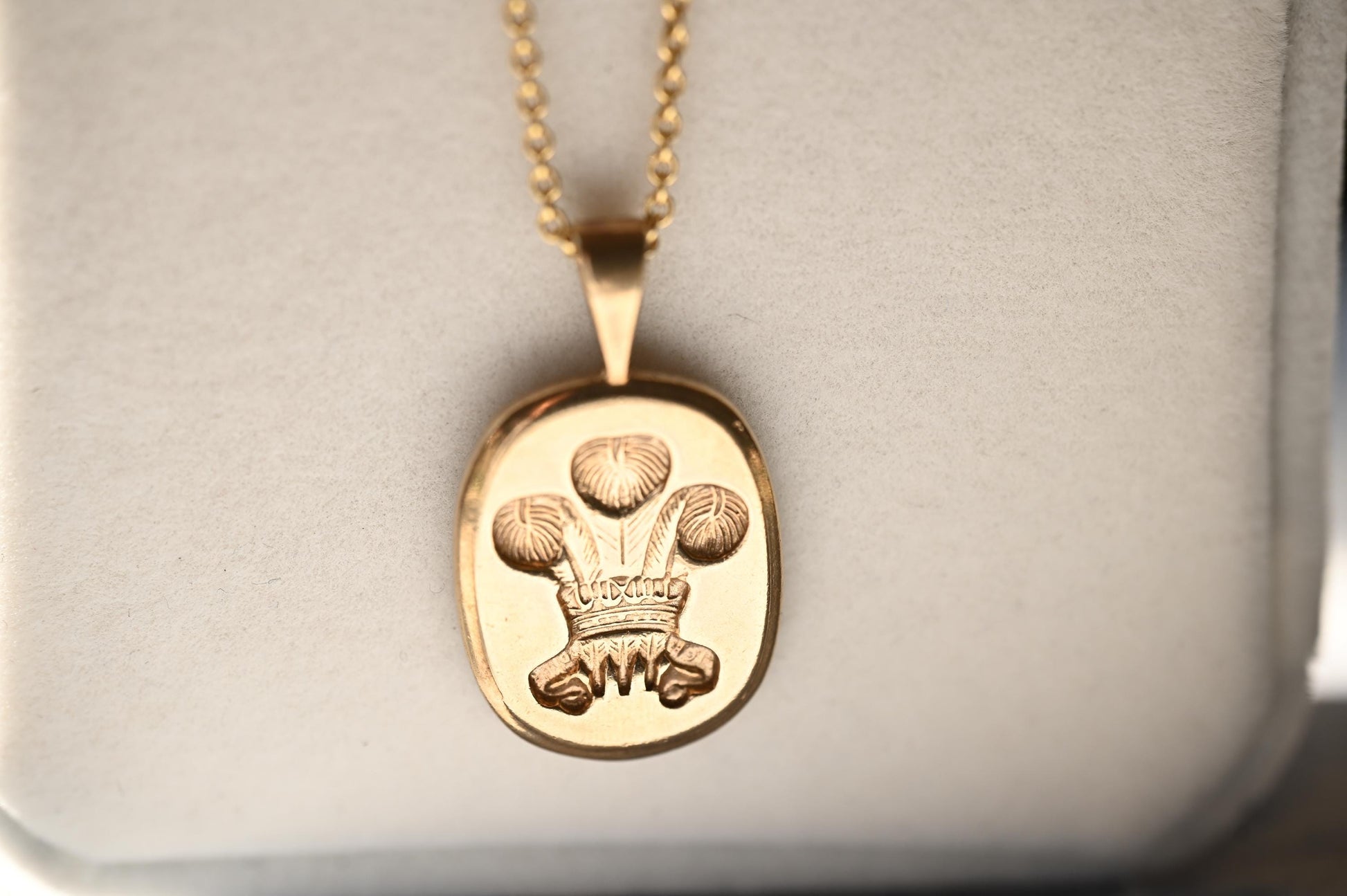 Mid-Century 9ct Gold Welsh Feathers Pendant – Solid Gold Cushion-Cut Design, Pebbled Reverse & Thick Bail, Heavy Wales 9k Gold Pendant