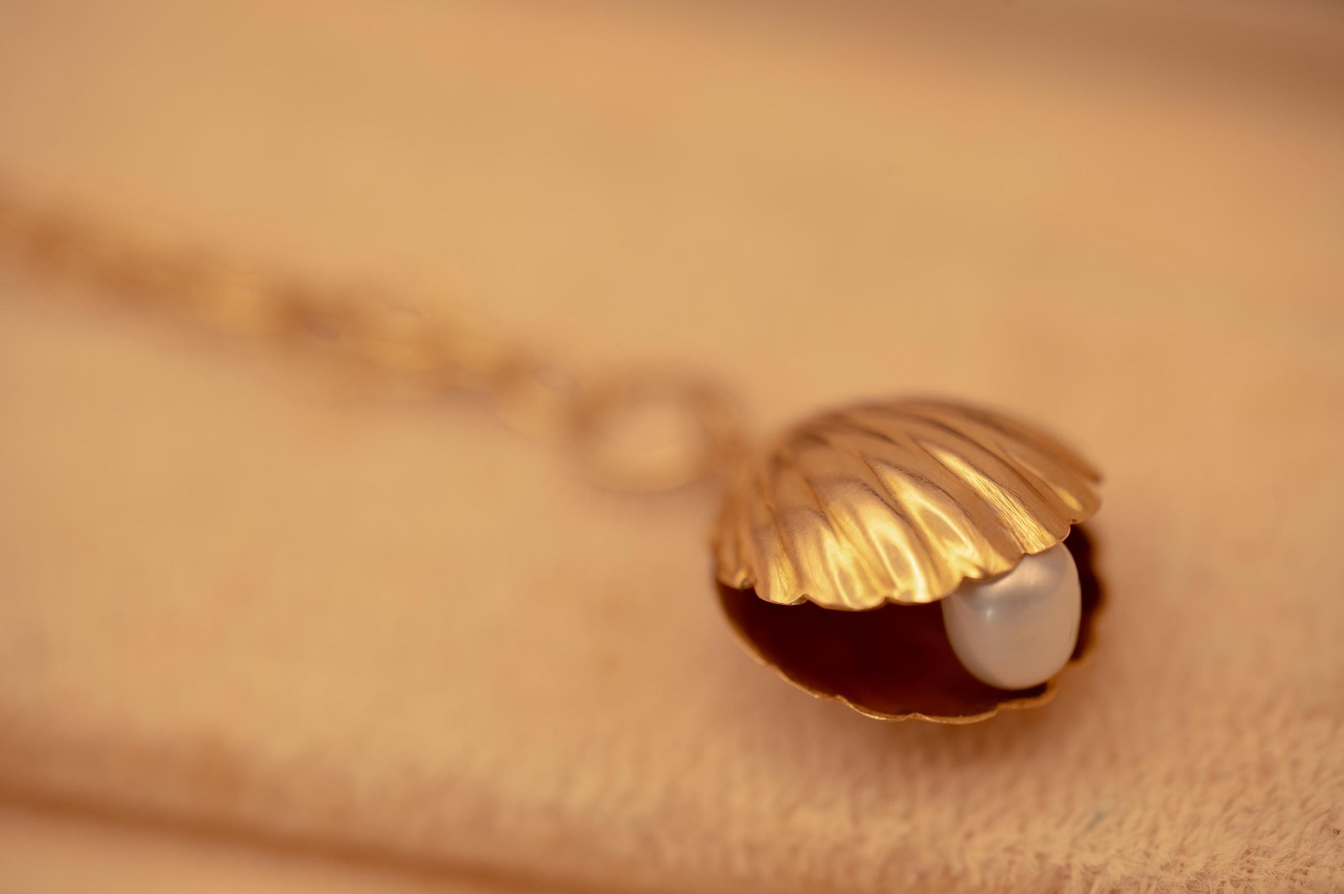 Antique Art Deco Real Pearl Sea Shell 14ct charm, Stunning Shall Clam with Handmade Details. Collectors Antique Charm Pendant 14k