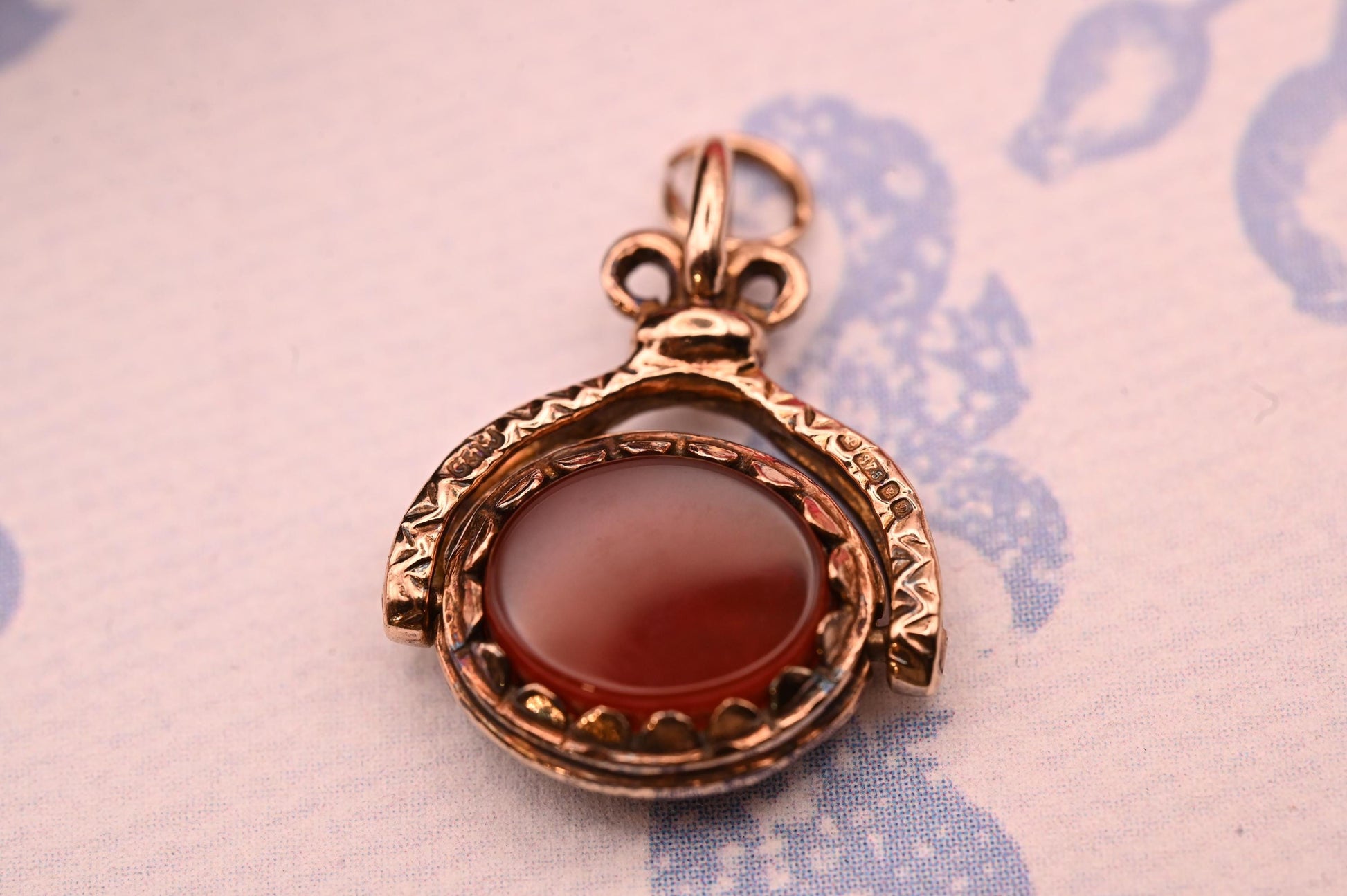 Vintage Mid-Century 1970's Agate 9ct Gold Spinning Fob Pendant/ Charm, Bloodstone and Carnelian Agate Retro Charm in antique style gold 9K