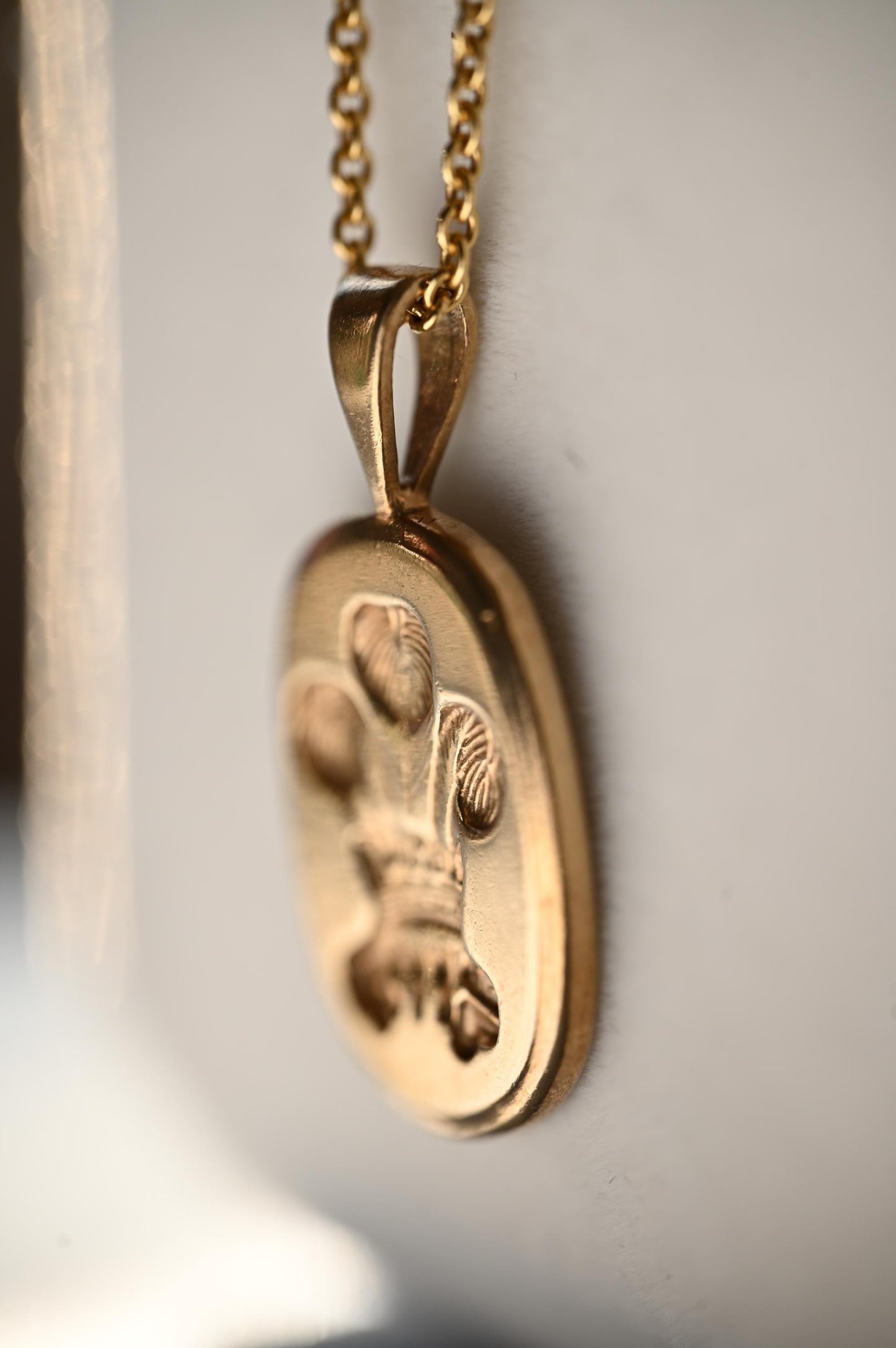 Mid-Century 9ct Gold Welsh Feathers Pendant – Solid Gold Cushion-Cut Design, Pebbled Reverse & Thick Bail, Heavy Wales 9k Gold Pendant