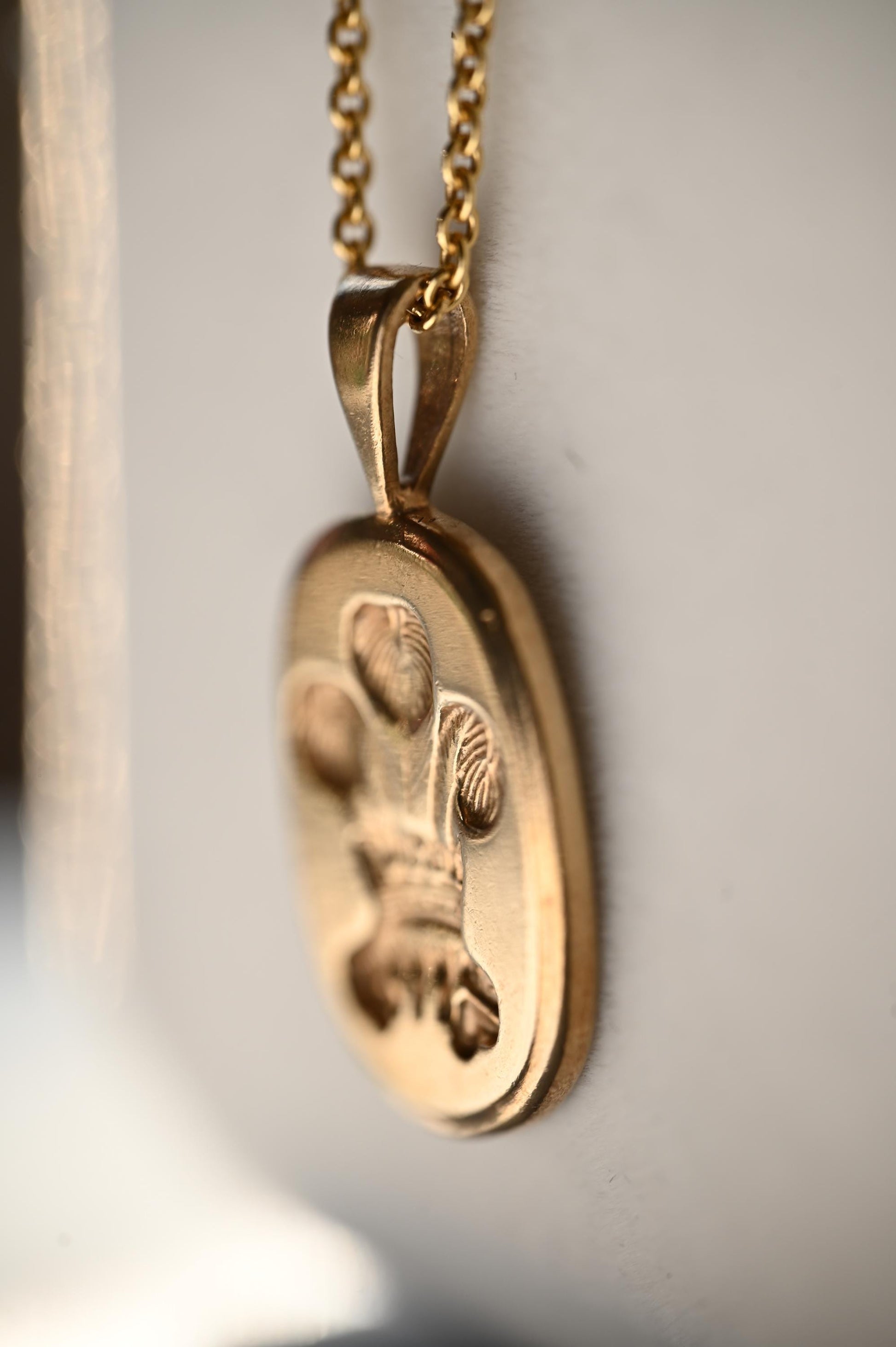 Mid-Century 9ct Gold Welsh Feathers Pendant – Solid Gold Cushion-Cut Design, Pebbled Reverse & Thick Bail, Heavy Wales 9k Gold Pendant