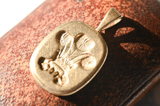 Mid-Century 9ct Gold Welsh Feathers Pendant – Solid Gold Cushion-Cut Design, Pebbled Reverse & Thick Bail, Heavy Wales 9k Gold Pendant