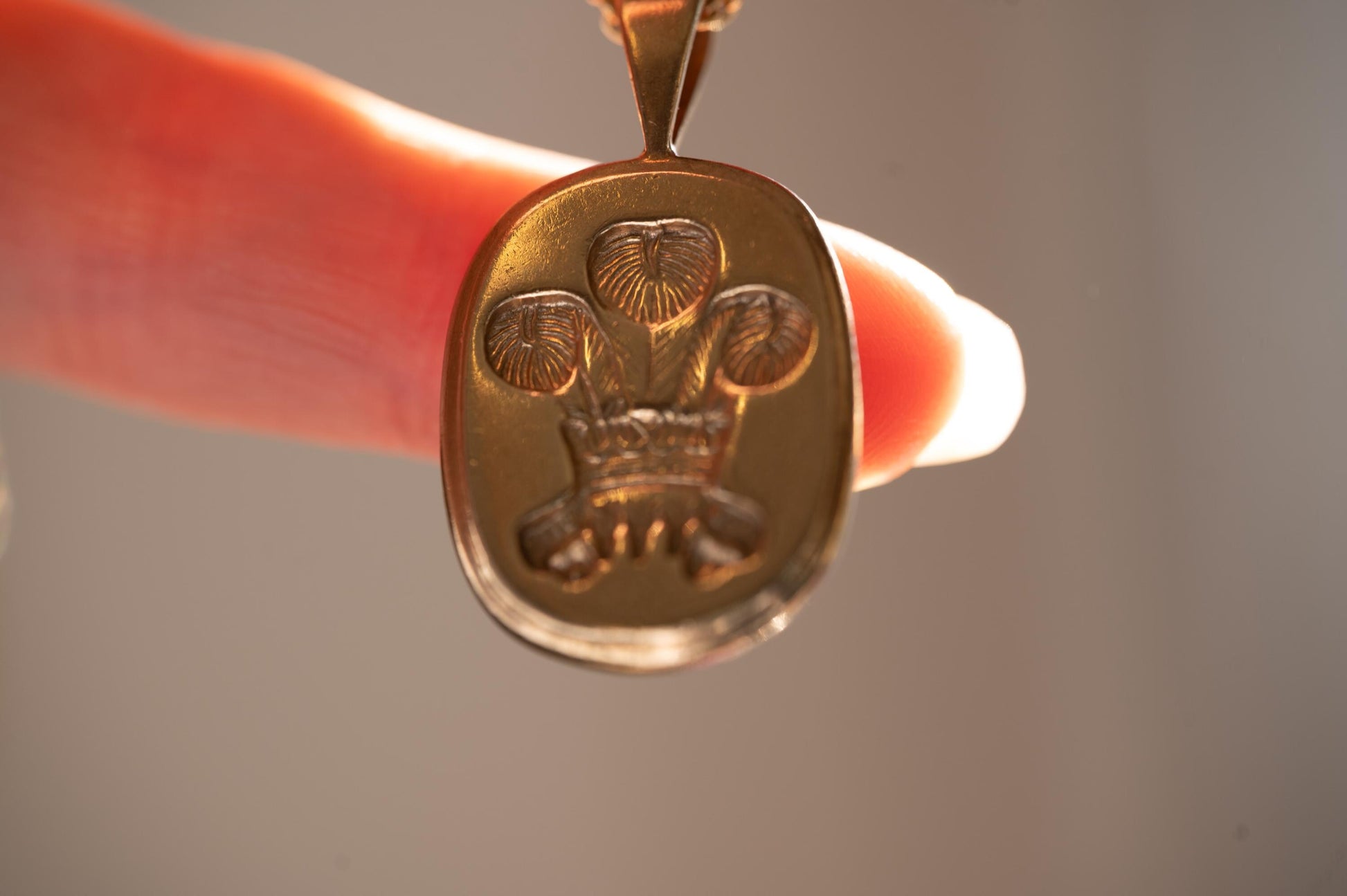 Mid-Century 9ct Gold Welsh Feathers Pendant – Solid Gold Cushion-Cut Design, Pebbled Reverse & Thick Bail, Heavy Wales 9k Gold Pendant