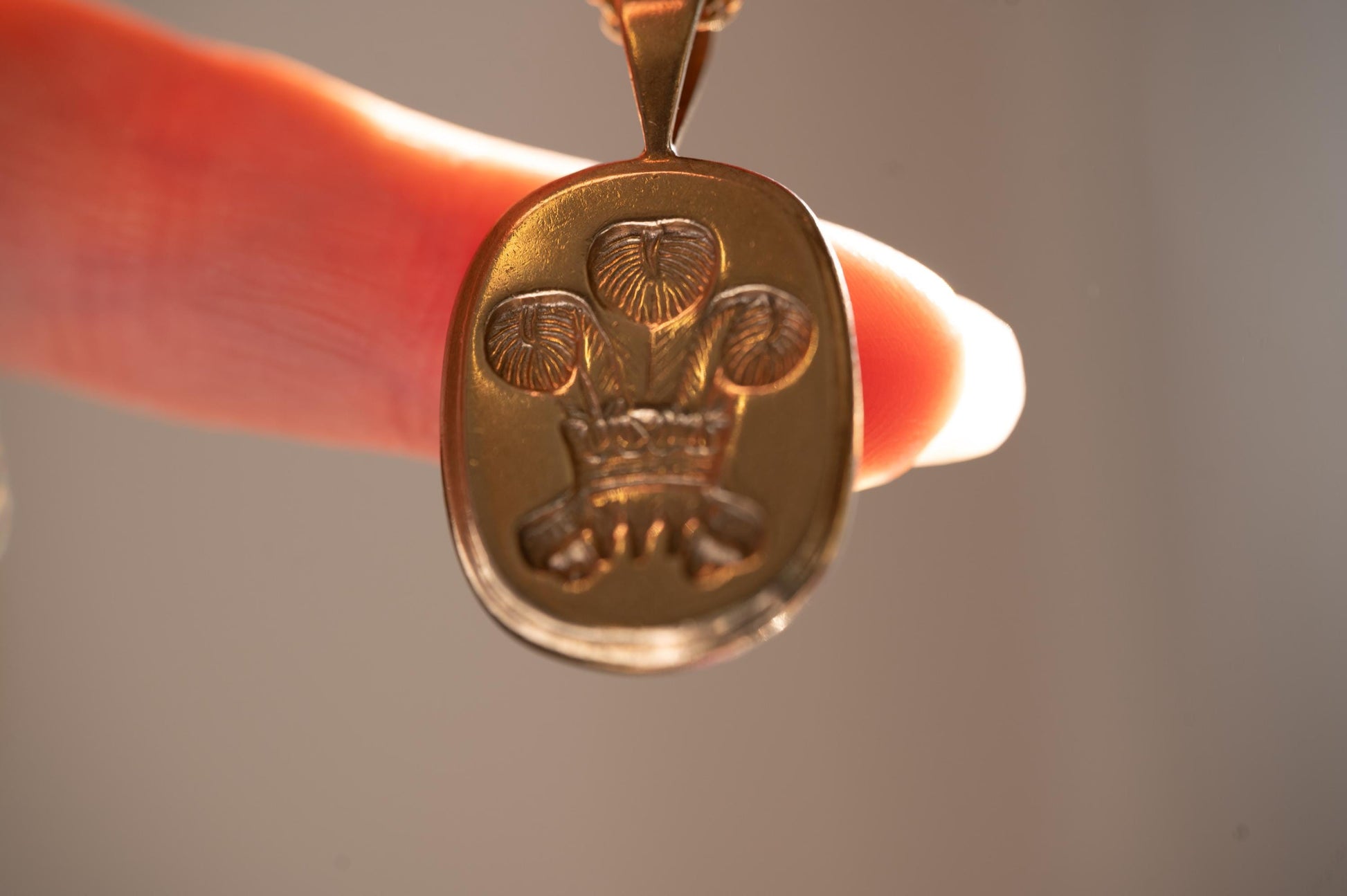 Mid-Century 9ct Gold Welsh Feathers Pendant – Solid Gold Cushion-Cut Design, Pebbled Reverse & Thick Bail, Heavy Wales 9k Gold Pendant