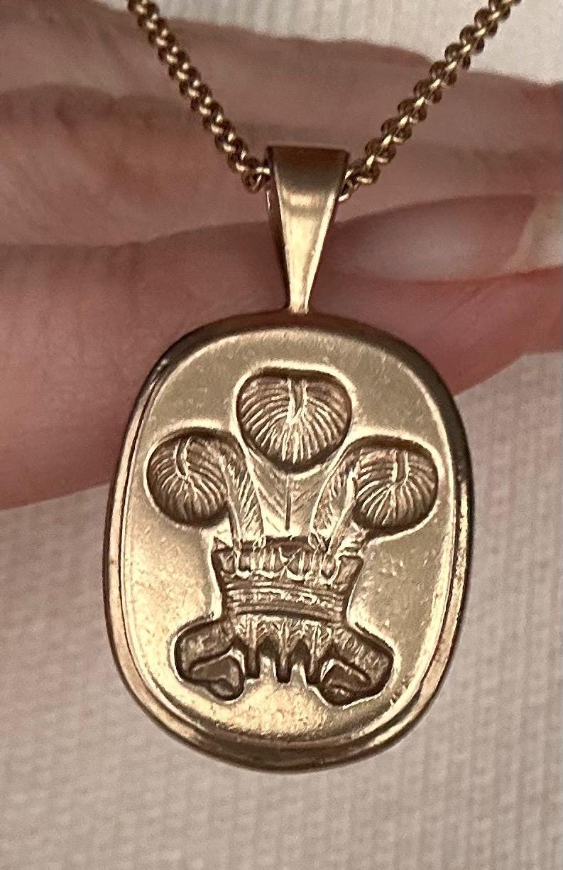 Mid-Century 9ct Gold Welsh Feathers Pendant – Solid Gold Cushion-Cut Design, Pebbled Reverse & Thick Bail, Heavy Wales 9k Gold Pendant