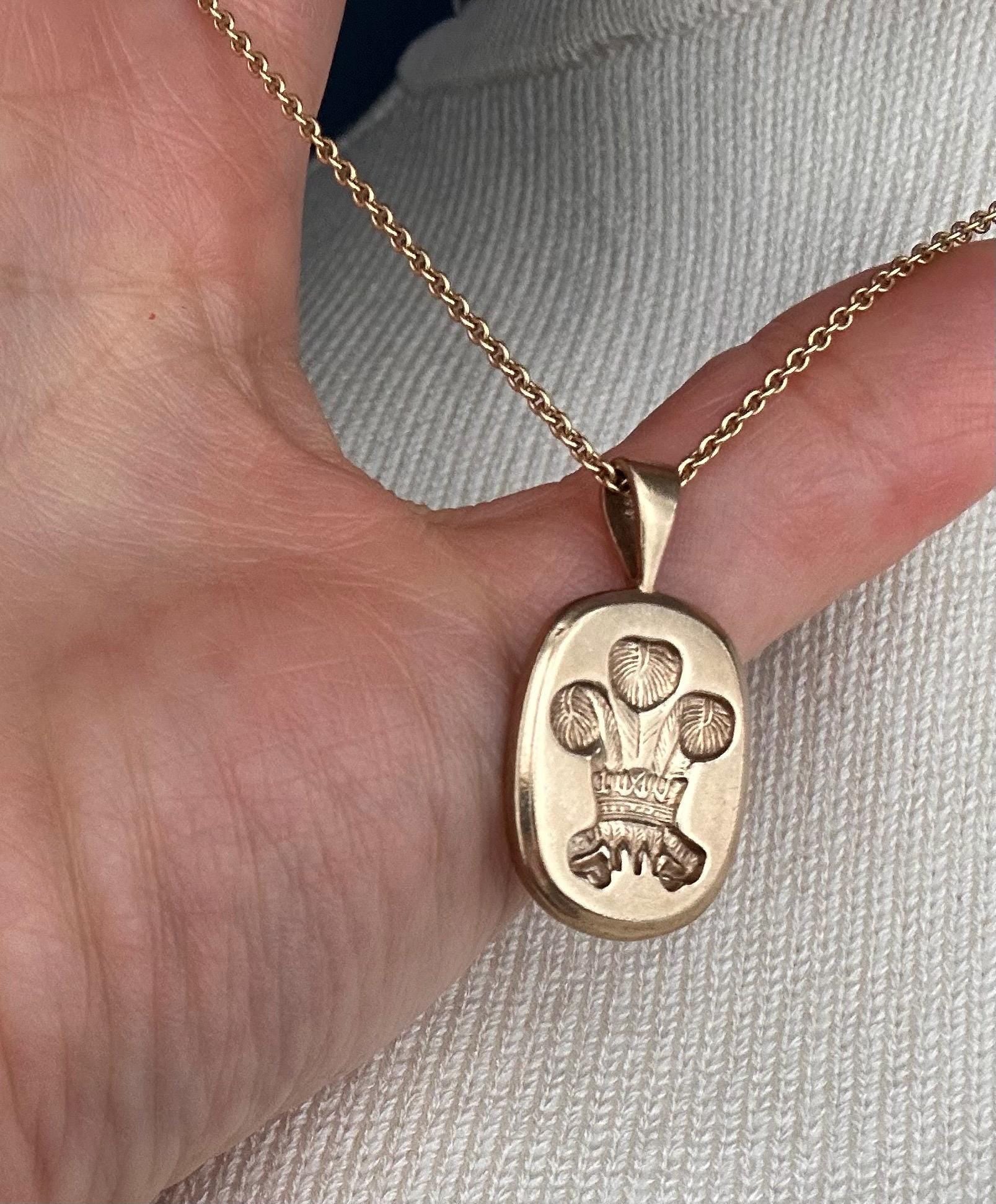 Mid-Century 9ct Gold Welsh Feathers Pendant – Solid Gold Cushion-Cut Design, Pebbled Reverse & Thick Bail, Heavy Wales 9k Gold Pendant