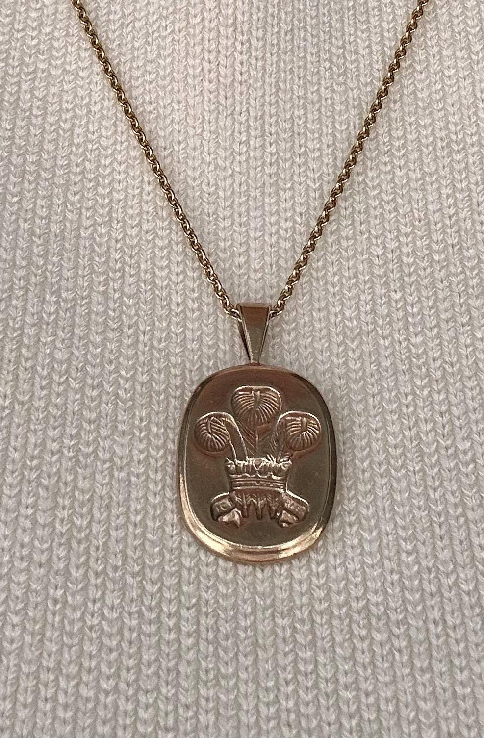 Mid-Century 9ct Gold Welsh Feathers Pendant – Solid Gold Cushion-Cut Design, Pebbled Reverse & Thick Bail, Heavy Wales 9k Gold Pendant