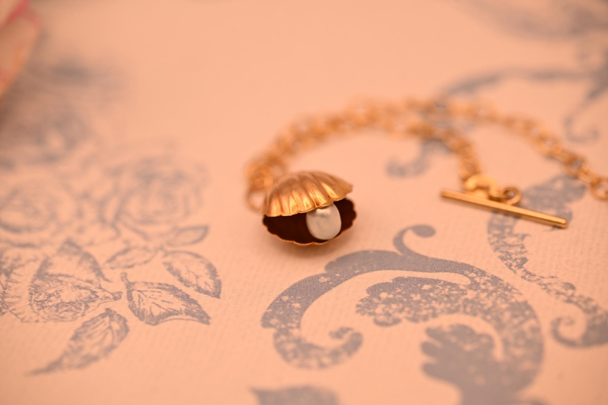 Antique Art Deco Real Pearl Sea Shell 14ct charm, Stunning Shell Clam with Handmade Details. Collectors Antique Charm Pendant 14k