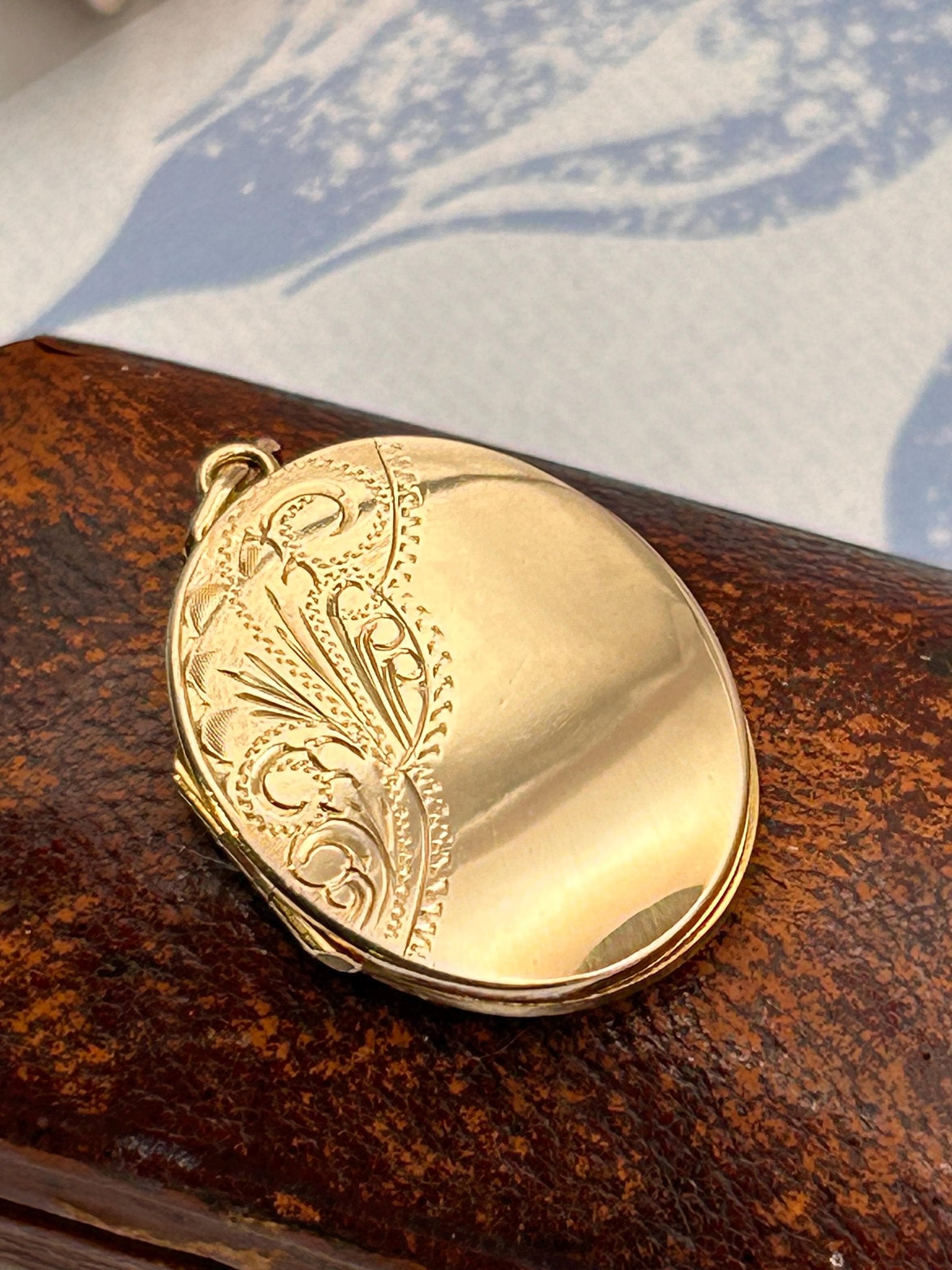Vintage 9ct Semi Solid Gold Oval Medium Locket, English 1970s Elegant Locket Photo Jewelry, Setimental Gift Locket Pendant 9k
