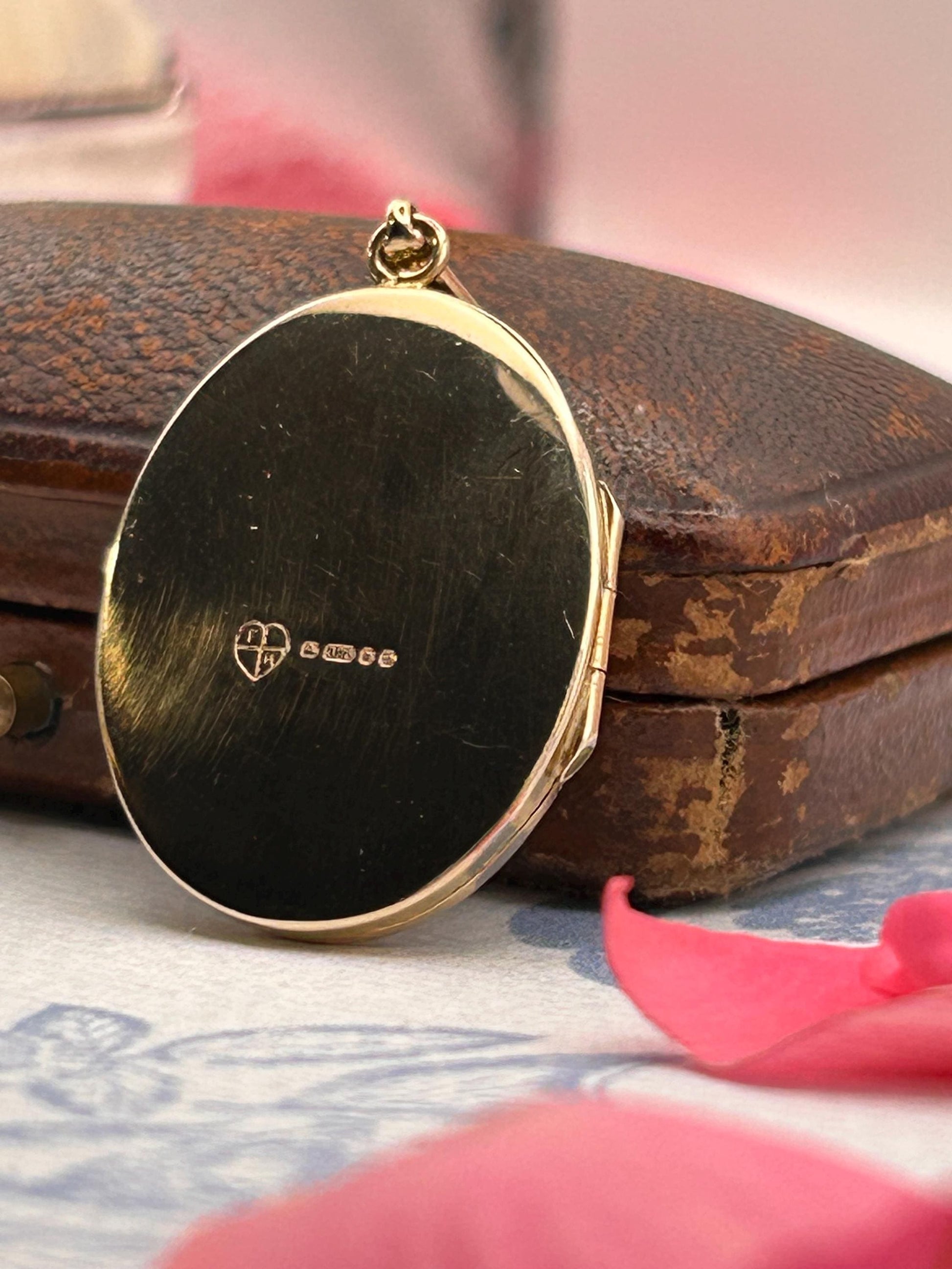 Vintage 9ct Semi Solid Gold Oval Medium Locket, English 1970s Elegant Locket Photo Jewelry, Setimental Gift Locket Pendant 9k