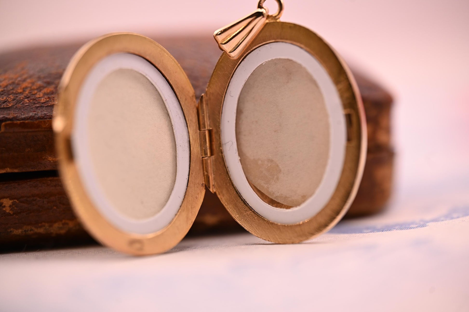 Vintage 9ct Semi Solid Gold Oval Medium Locket, English 1970s Elegant Locket Photo Jewelry, Setimental Gift Locket Pendant 9k