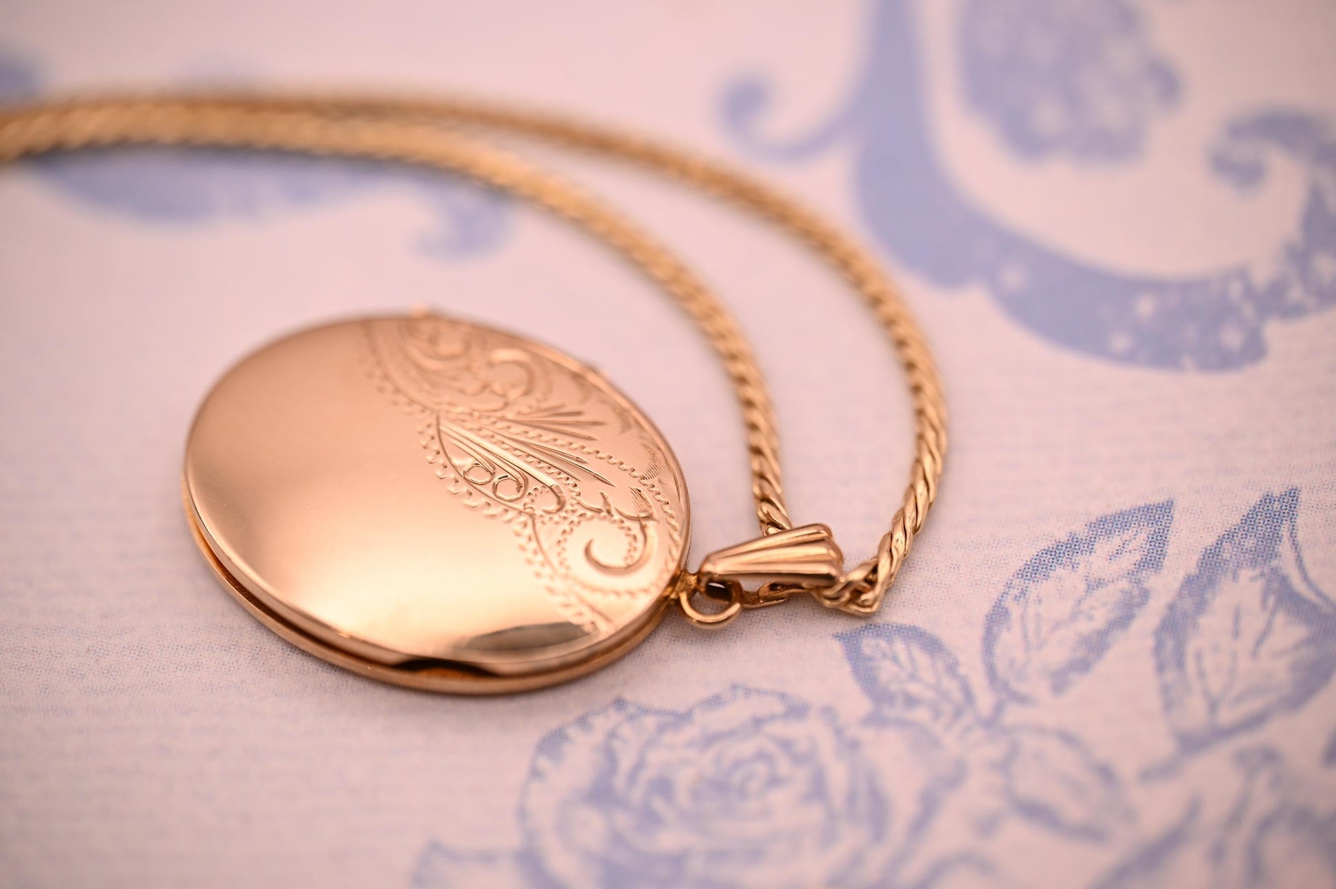 Vintage 9ct Semi Solid Gold Oval Medium Locket, English 1970s Elegant Locket Photo Jewelry, Setimental Gift Locket Pendant 9k