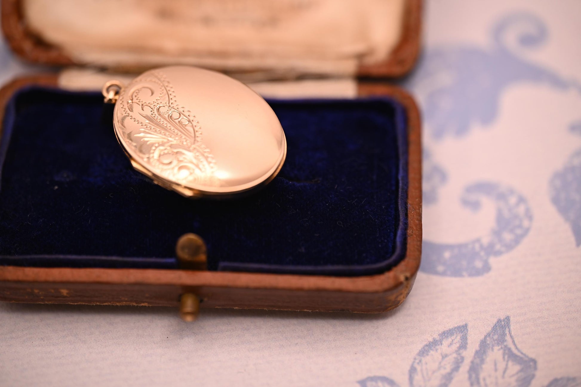 Vintage 9ct Semi Solid Gold Oval Medium Locket, English 1970s Elegant Locket Photo Jewelry, Setimental Gift Locket Pendant 9k