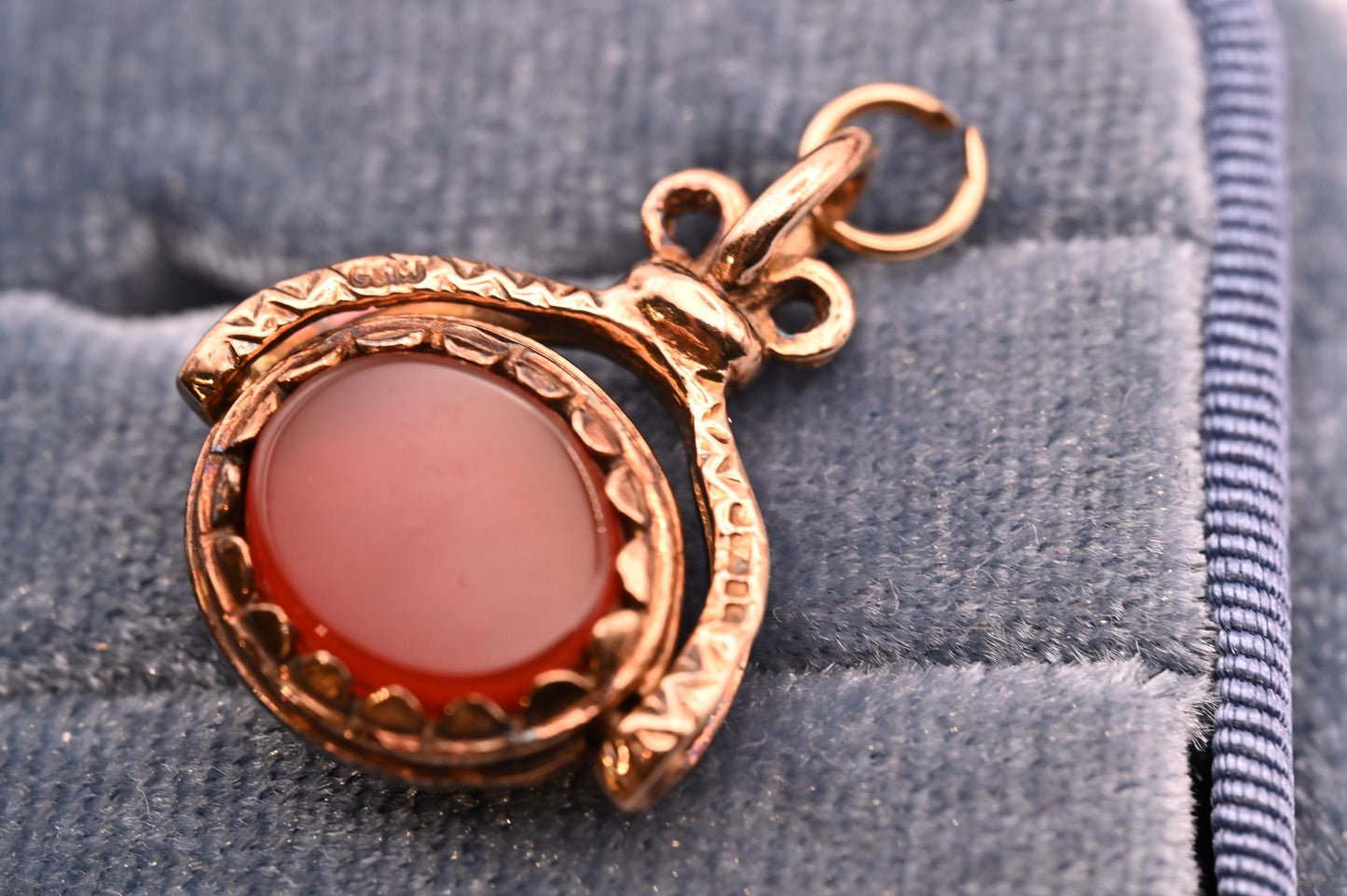 Vintage Mid-Century 1970's Agate 9ct Gold Spinning Fob Pendant/ Charm, Bloodstone and Carnelian Agate Retro Charm in antique style gold 9K