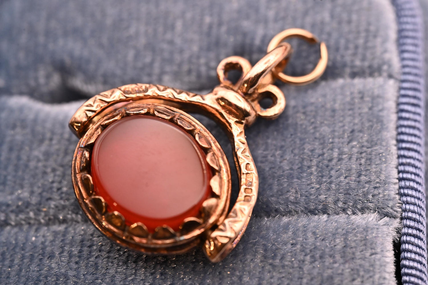 Vintage Mid-Century 1970's Agate 9ct Gold Spinning Fob Pendant/ Charm, Bloodstone and Carnelian Agate Retro Charm in antique style gold 9K
