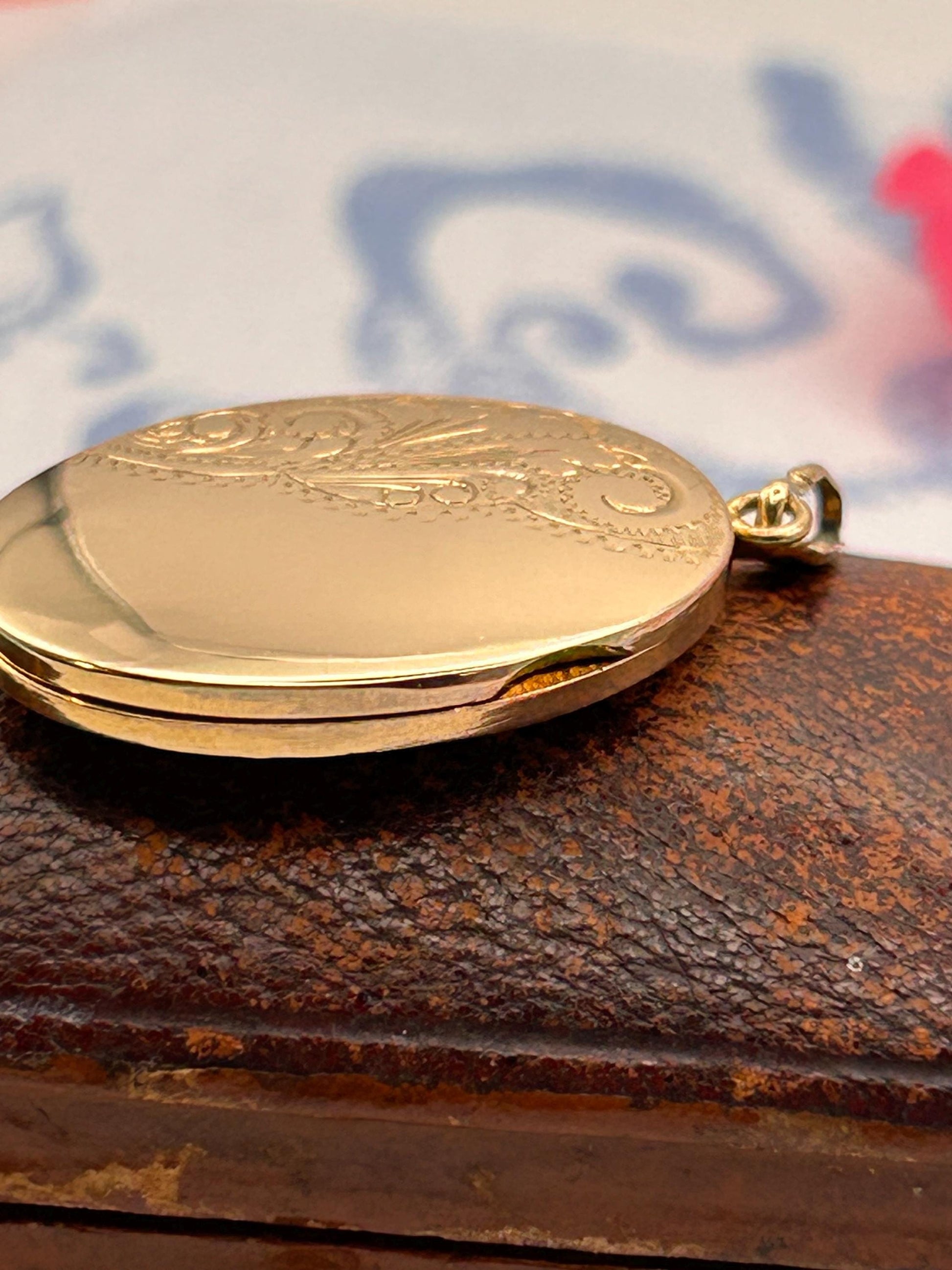 Vintage 9ct Semi Solid Gold Oval Medium Locket, English 1970s Elegant Locket Photo Jewelry, Setimental Gift Locket Pendant 9k