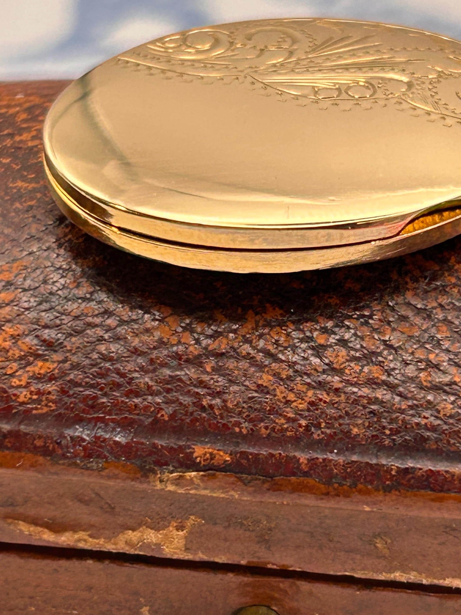 Vintage 9ct Semi Solid Gold Oval Medium Locket, English 1970s Elegant Locket Photo Jewelry, Setimental Gift Locket Pendant 9k