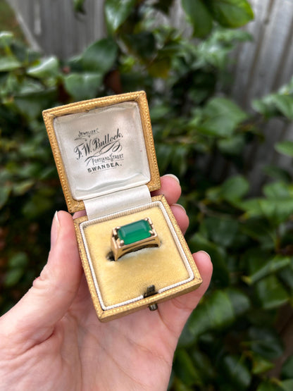 Vintage 1975 9ct Gold Chrysoprase Ring | Rectangular Signet Style 1970s ring
