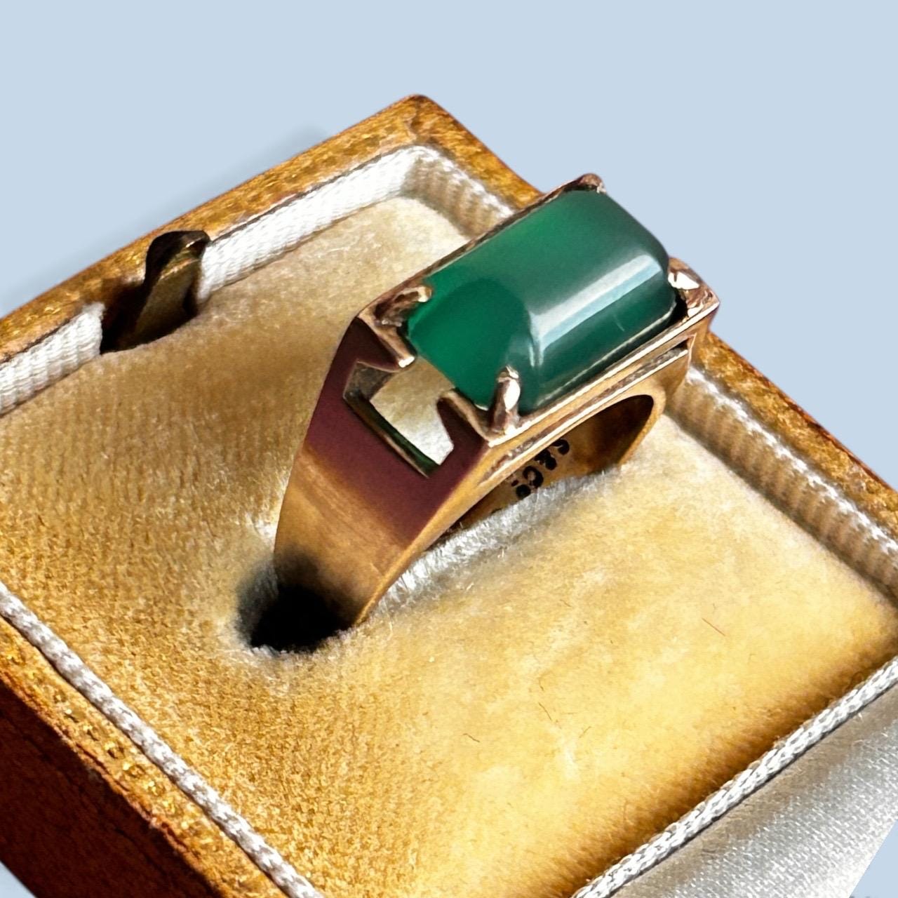 Vintage 1975 9ct Gold Chrysoprase Ring | Rectangular Signet Style 1970s ring
