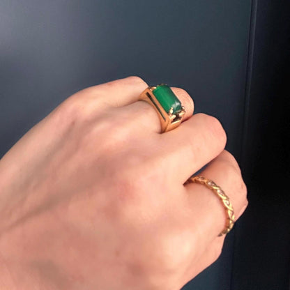 Vintage 1975 9ct Gold Chrysoprase Ring | Rectangular Signet Style 1970s ring