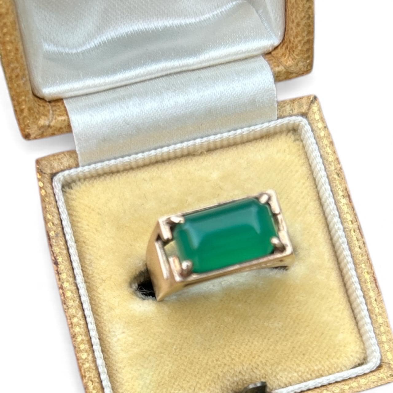 Vintage 1975 9ct Gold Chrysoprase Ring | Rectangular Signet Style 1970s ring