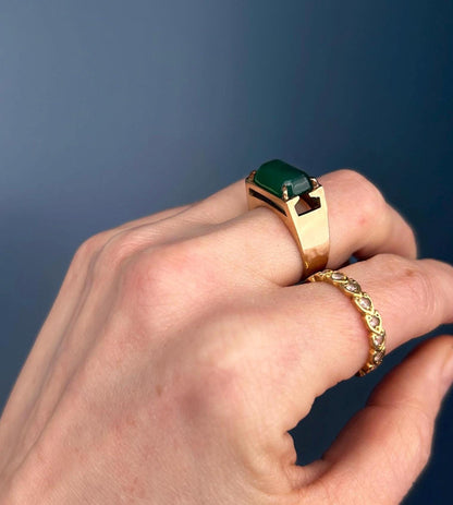 Vintage 1975 9ct Gold Chrysoprase Ring | Rectangular Signet Style 1970s ring