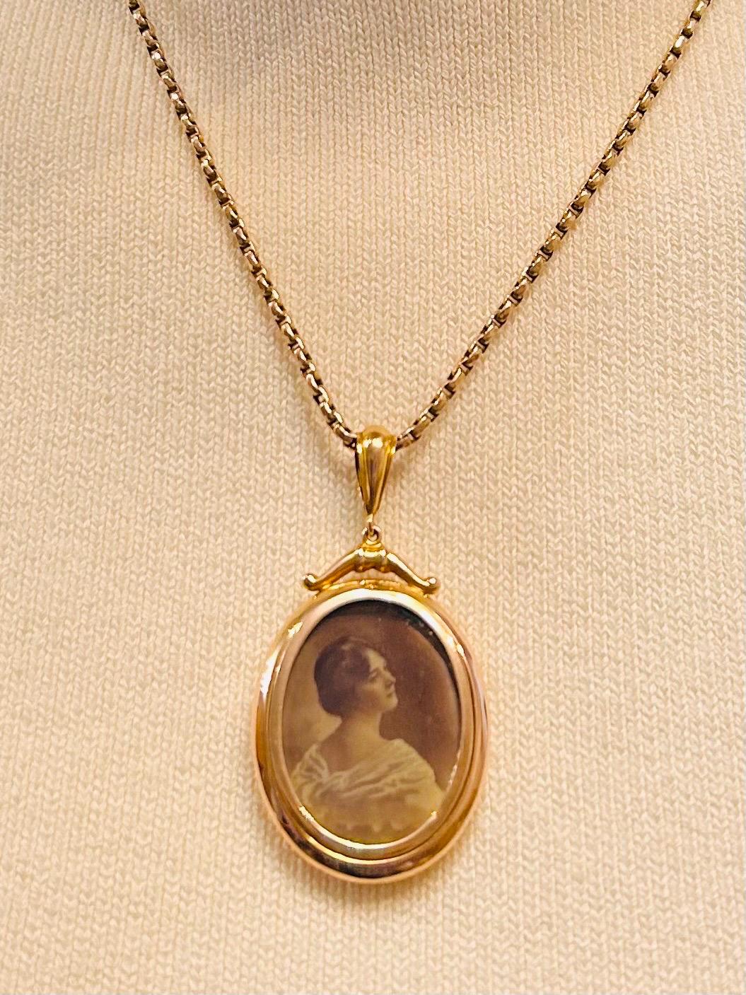 Victorian 9ct Gold Double Sided Locket with Chain and Original Photographs