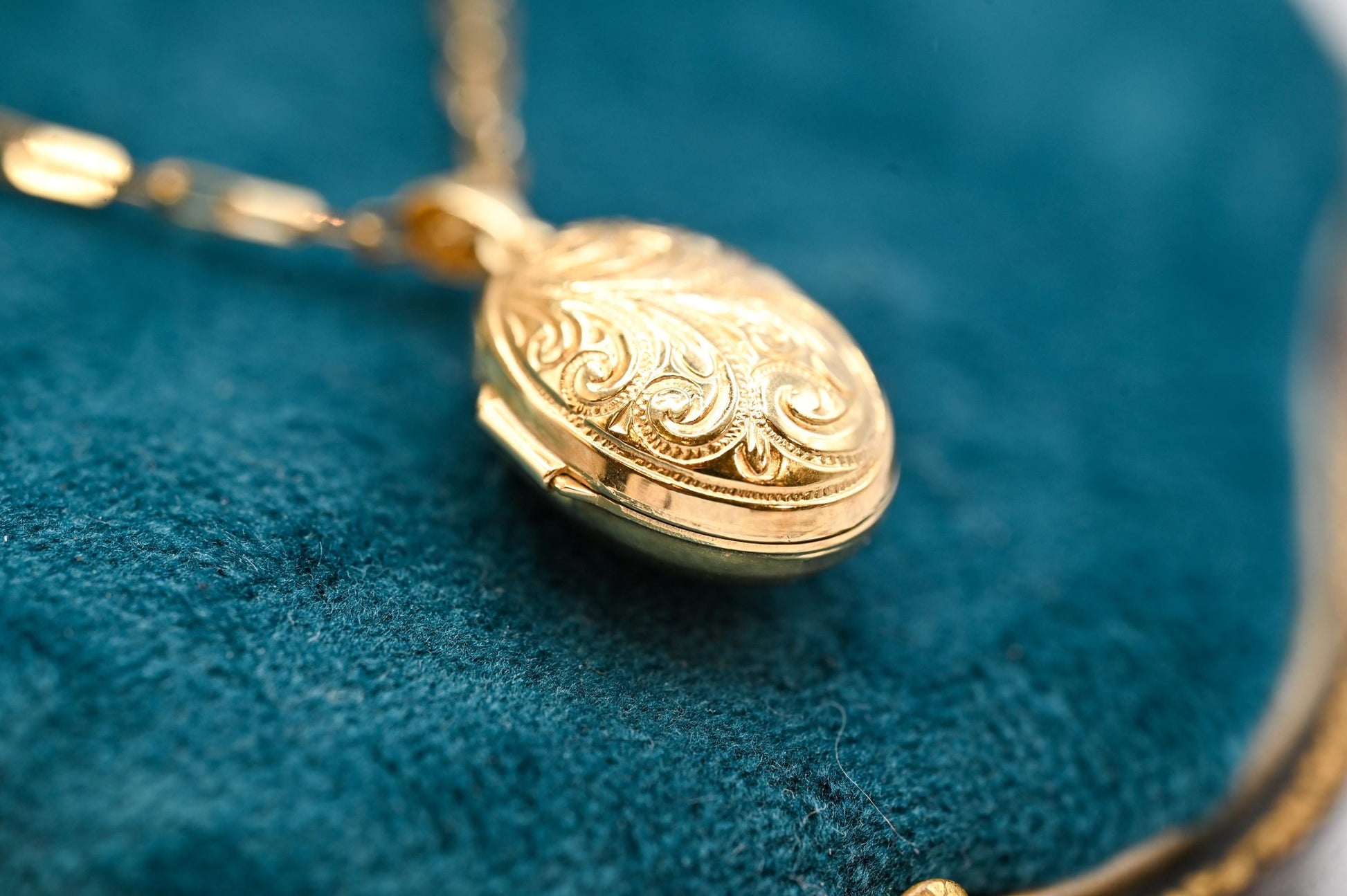 Vintage 18ct Gold Puffy Dome Locket - Unusual Photo Jewellery Locket Keepsake - Heirloom Jewelry