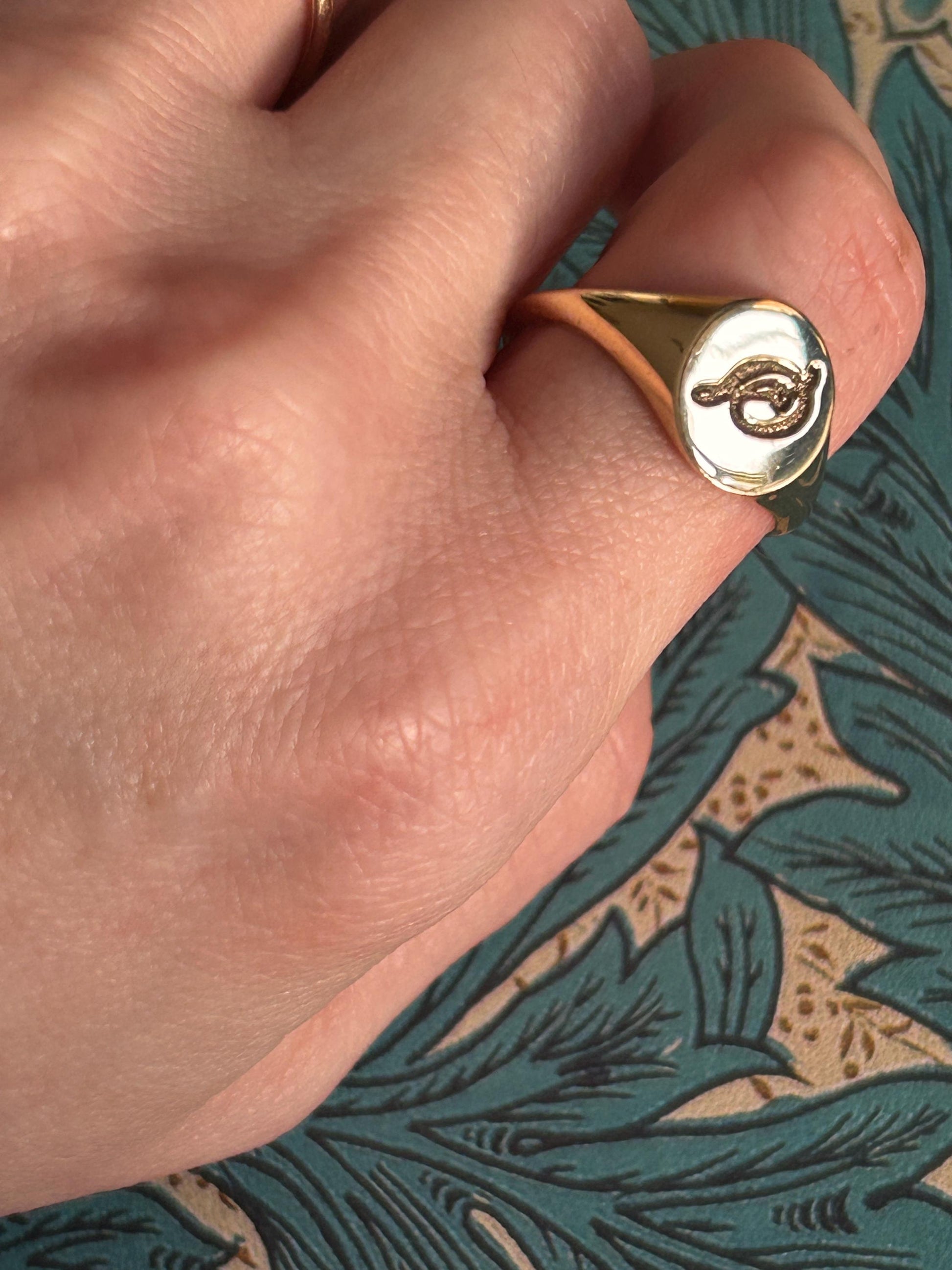 Vintage 14ct Solid Gold 'S' Initial Signet Ring - Dainty Signet Jewellery Size M / 6.5