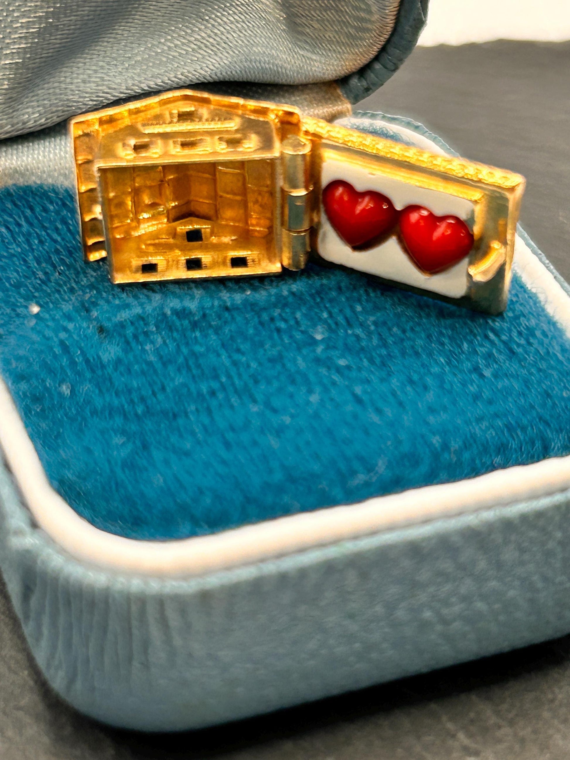 Vintage 18ct 'Home is where the heart is' Charm/ Pendant -collectors jewelry/heirloom - Unusual enamel