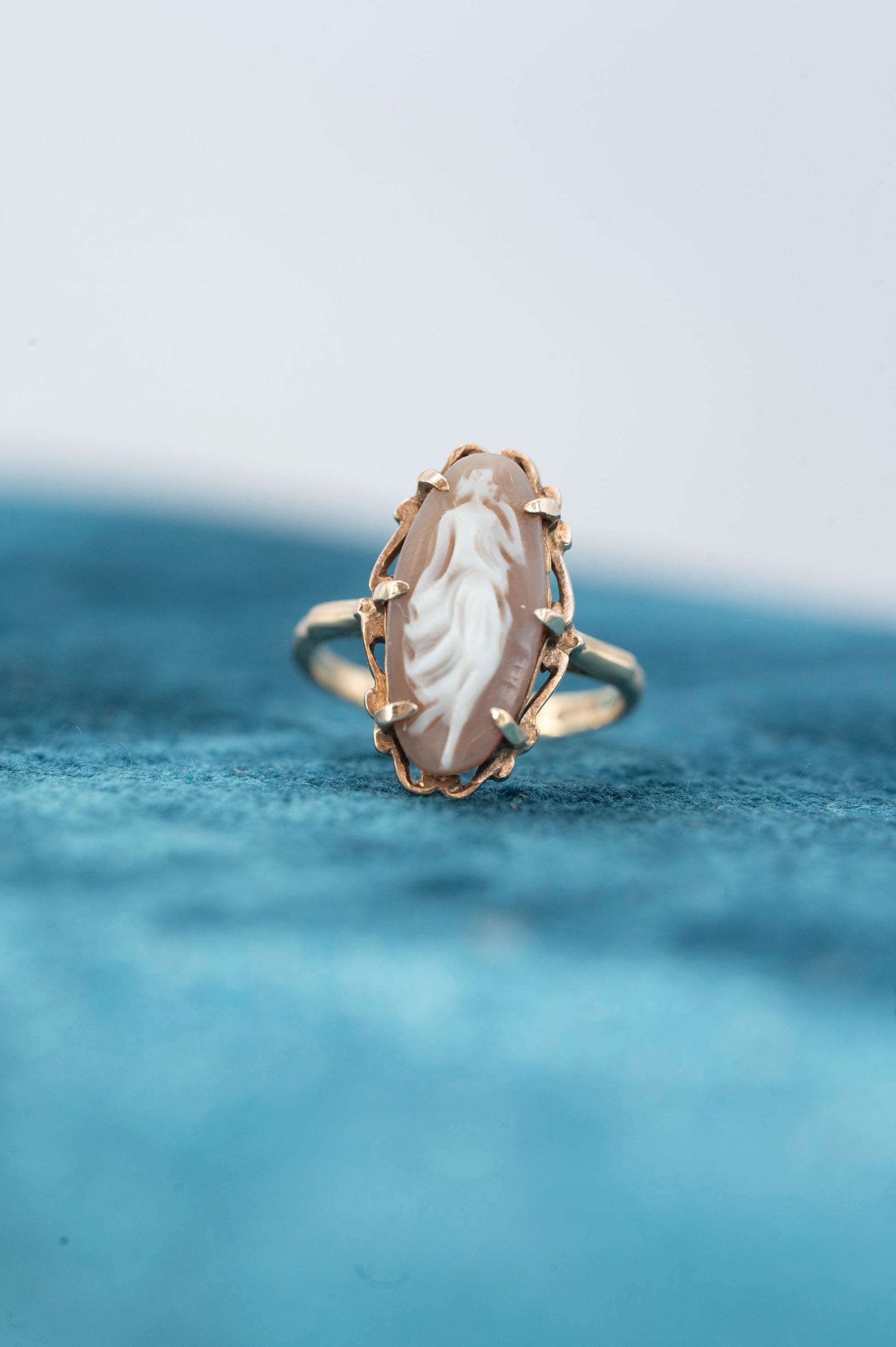 Vintage Unusual 1970's Cameo Oval Ring 9ct Gold / Classical Cameo Jewellery UK Size H / US 4