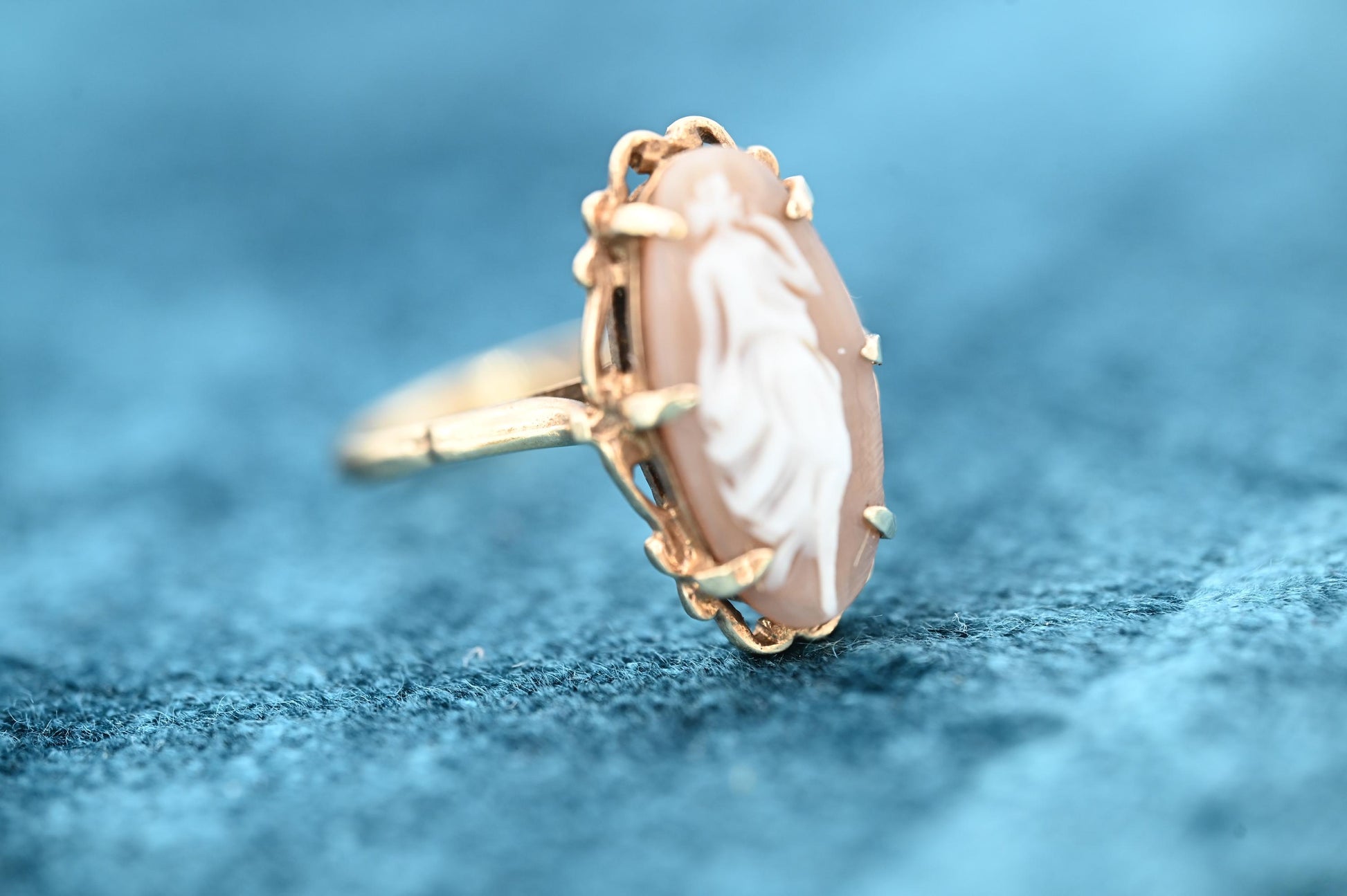 Vintage Unusual 1970's Cameo Oval Ring 9ct Gold / Classical Cameo Jewellery UK Size H / US 4