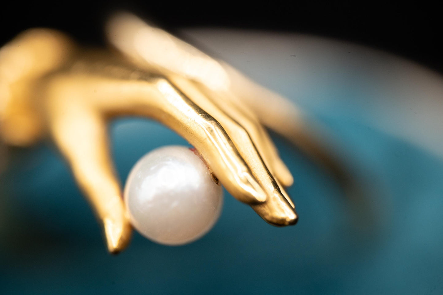 Vintage Carrera Y Carrera 18ct Gold Mano Hand Ring With Pearl and Diamond Cuff - Fine Vintage Jewelry Size UK J/ US: 5