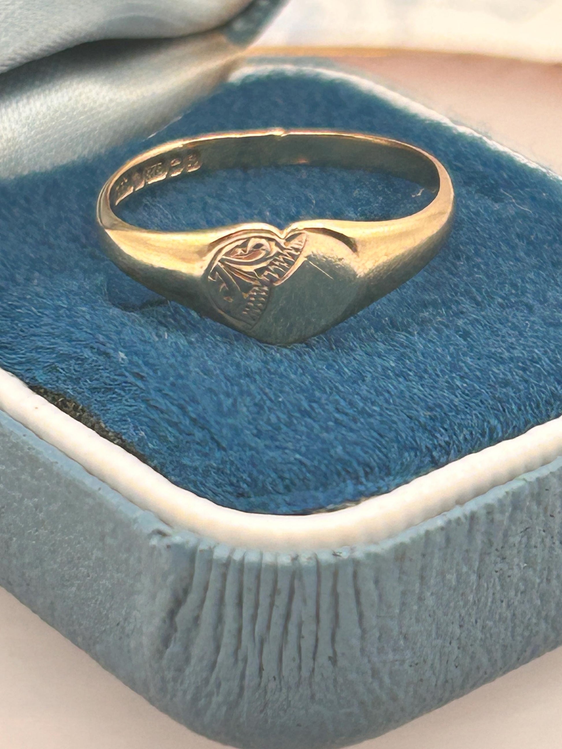 Vintage 9ct Gold 1980s Classic Heart Signet Ring Size M / US 6.5