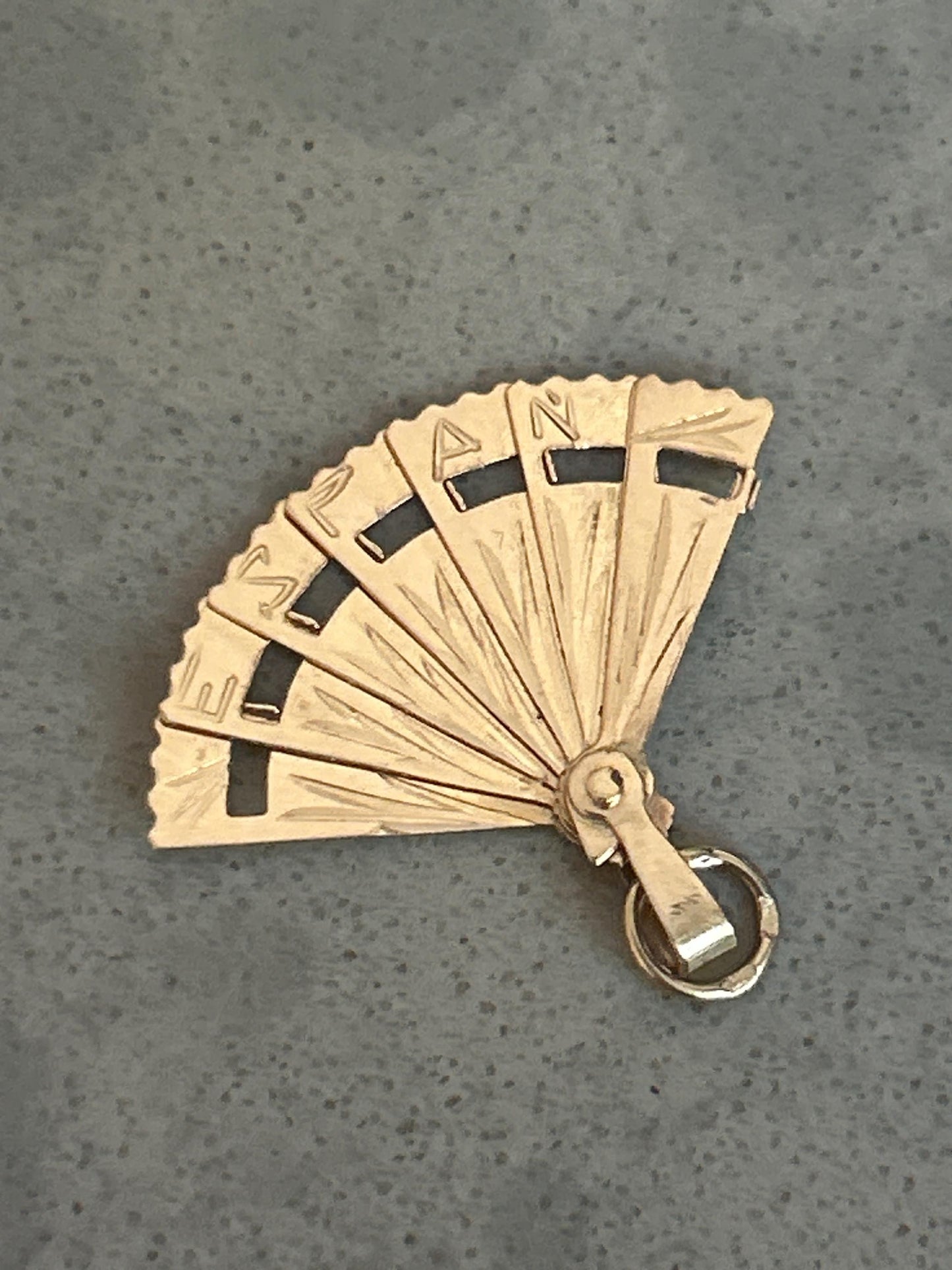 Vintage 18ct Gold Espana Movable Fan - Fidget Jewellery Spanish Charm pendant