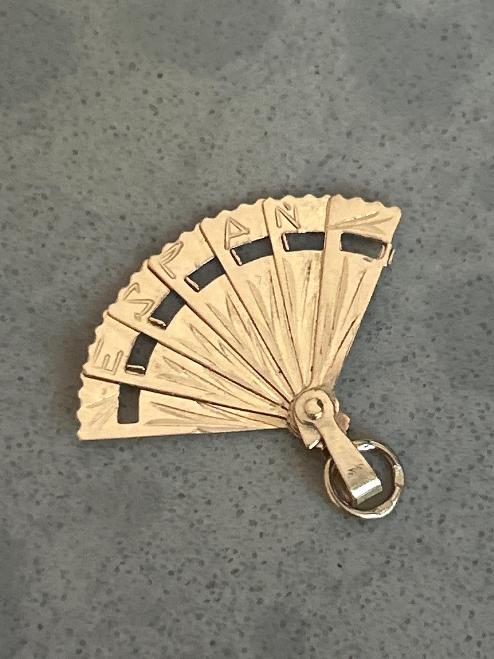 Vintage 18ct Gold Espana Movable Fan - Fidget Jewellery Spanish Charm pendant