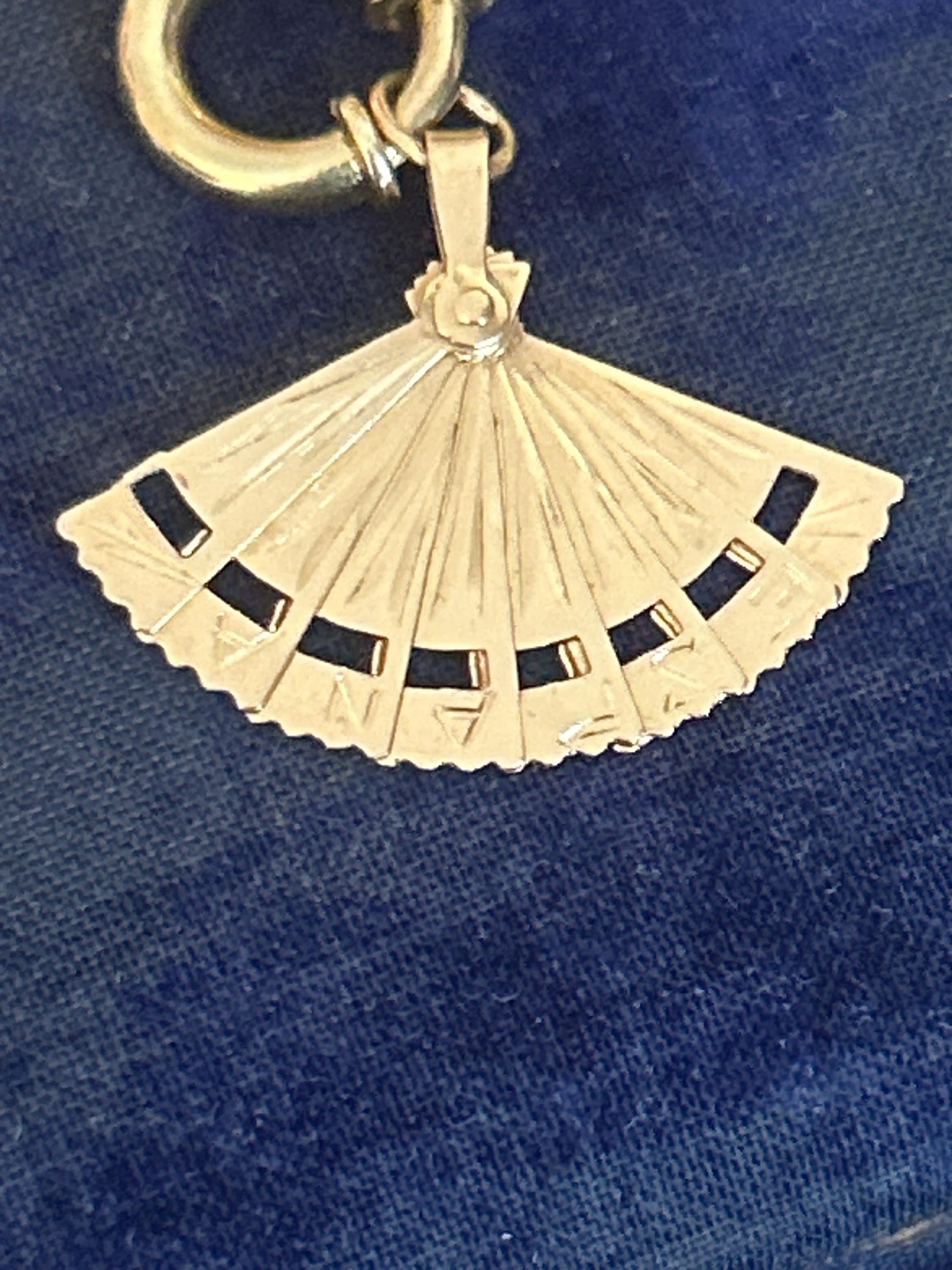 Vintage 18ct Gold Espana Movable Fan - Fidget Jewellery Spanish Charm pendant