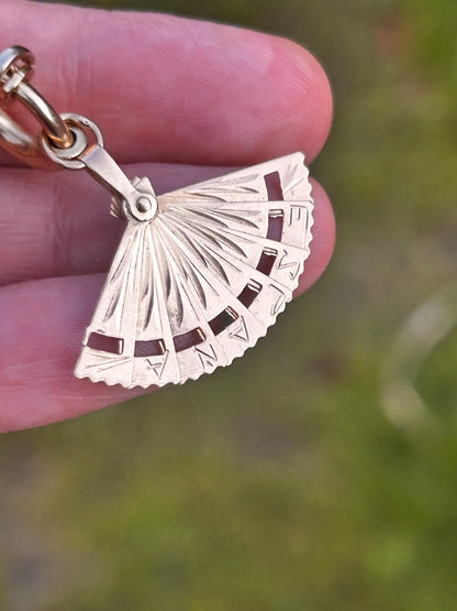 Vintage 18ct Gold Espana Movable Fan - Fidget Jewellery Spanish Charm pendant