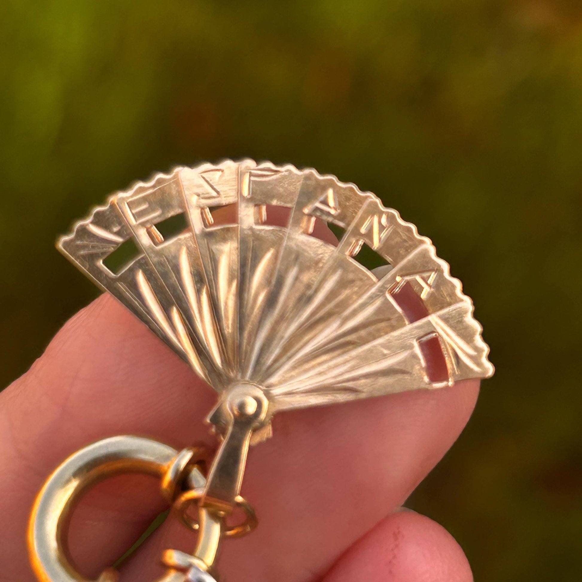 Vintage 18ct Gold Espana Movable Fan - Fidget Jewellery Spanish Charm pendant