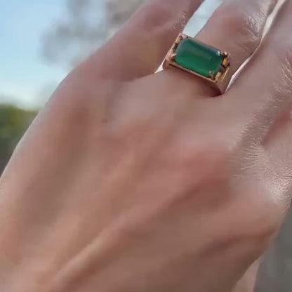 Vintage 1975 9ct Gold Chrysoprase Ring | Rectangular Signet Style 1970s ring