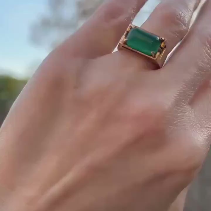 Vintage 1975 9ct Gold Chrysoprase Ring | Rectangular Signet Style 1970s ring