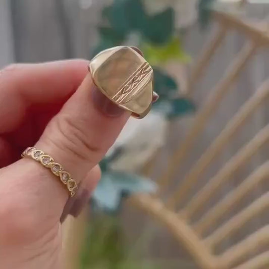 English Vintage 9ct Solid Gold Signet Ring with Diamond Cut Strip Detail - 80s -London
